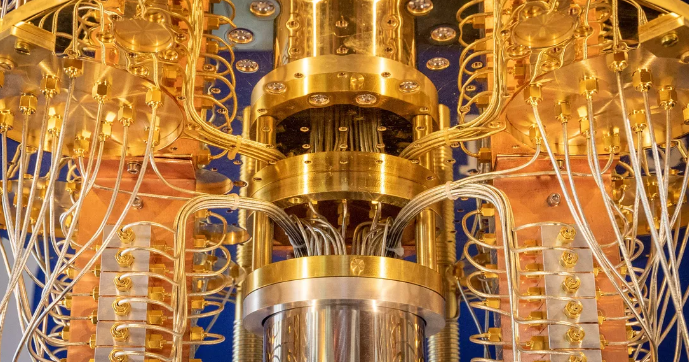 Uma visão em close-up do computador quântico IBM Q. O processador está no cilindro de cor prata.